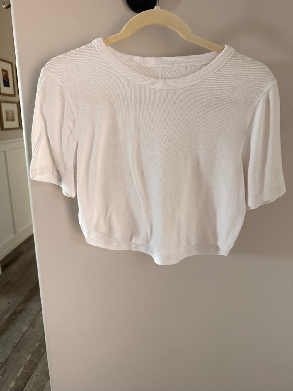 Lululemon White Cropped t-shirt